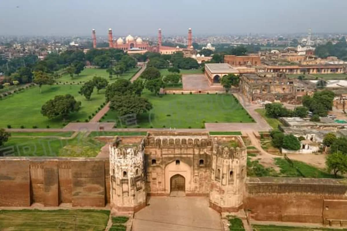 Lahore Old City Heritage & Food Walk image 2