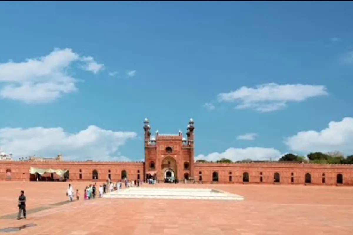 Lahore Old City Heritage & Food Walk image 1