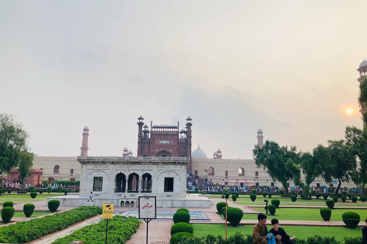 Lahore Old City Heritage & Food Walk image 2