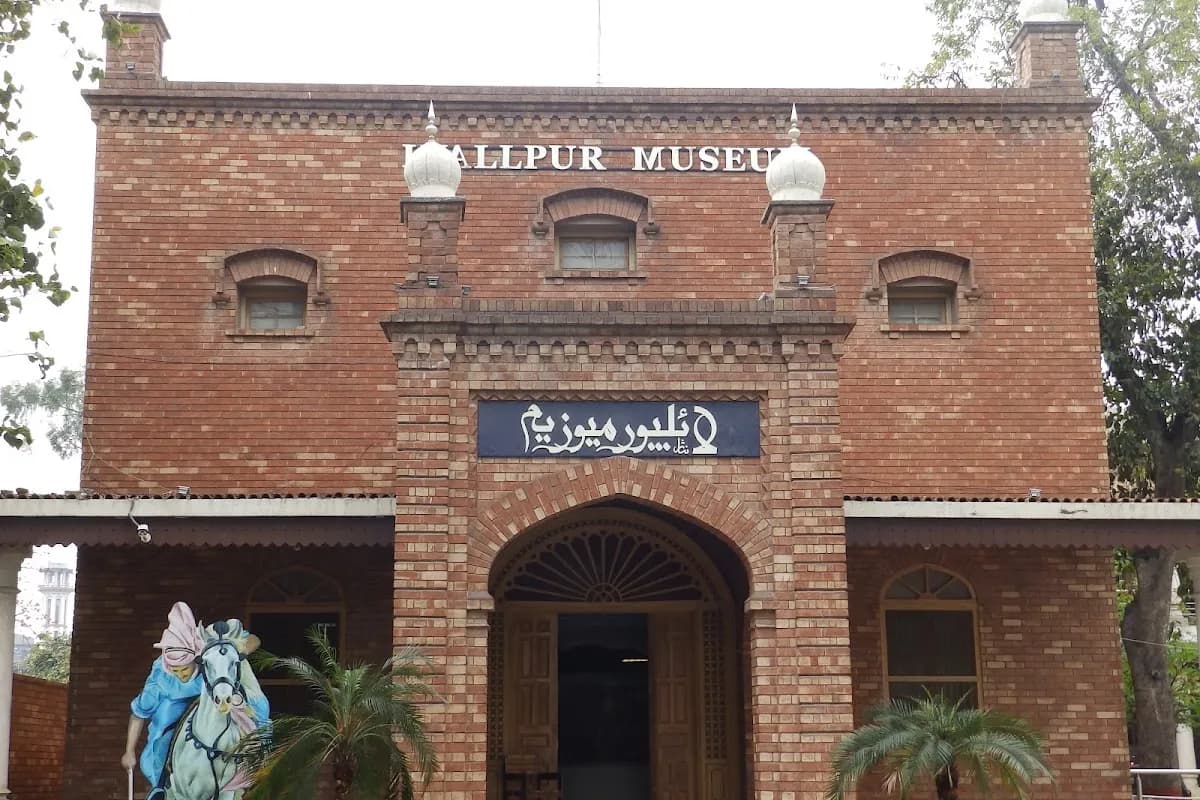 Faisalabad Heritage and Textile Day Tour image 2