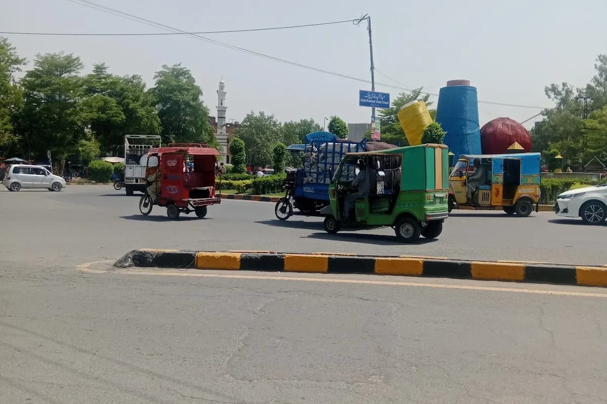 Faisalabad Heritage and Textile Day Tour image 3