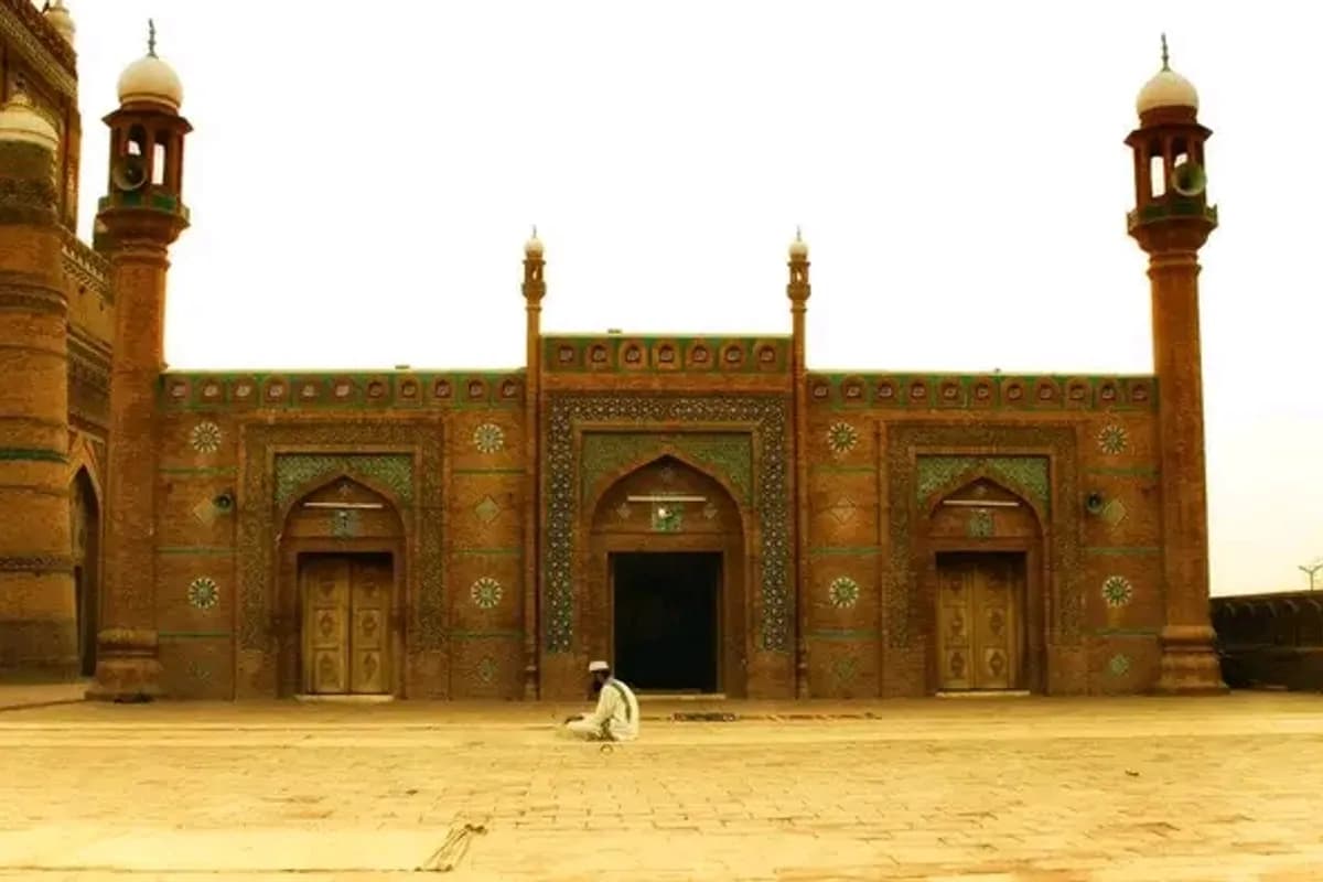 Multan Heritage & Sufi Trails 2-Day Tour image 1