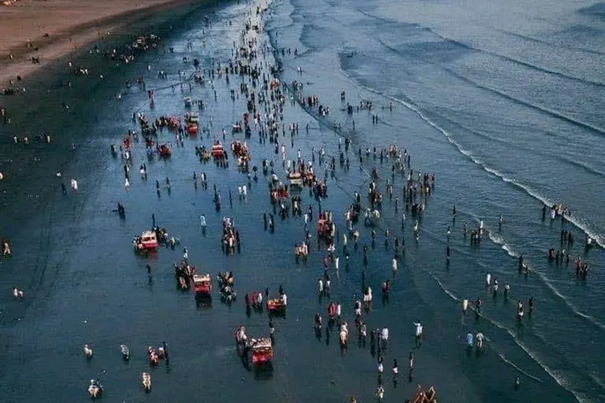 Karachi Heritage and Coastal Breeze Day Tour image 1