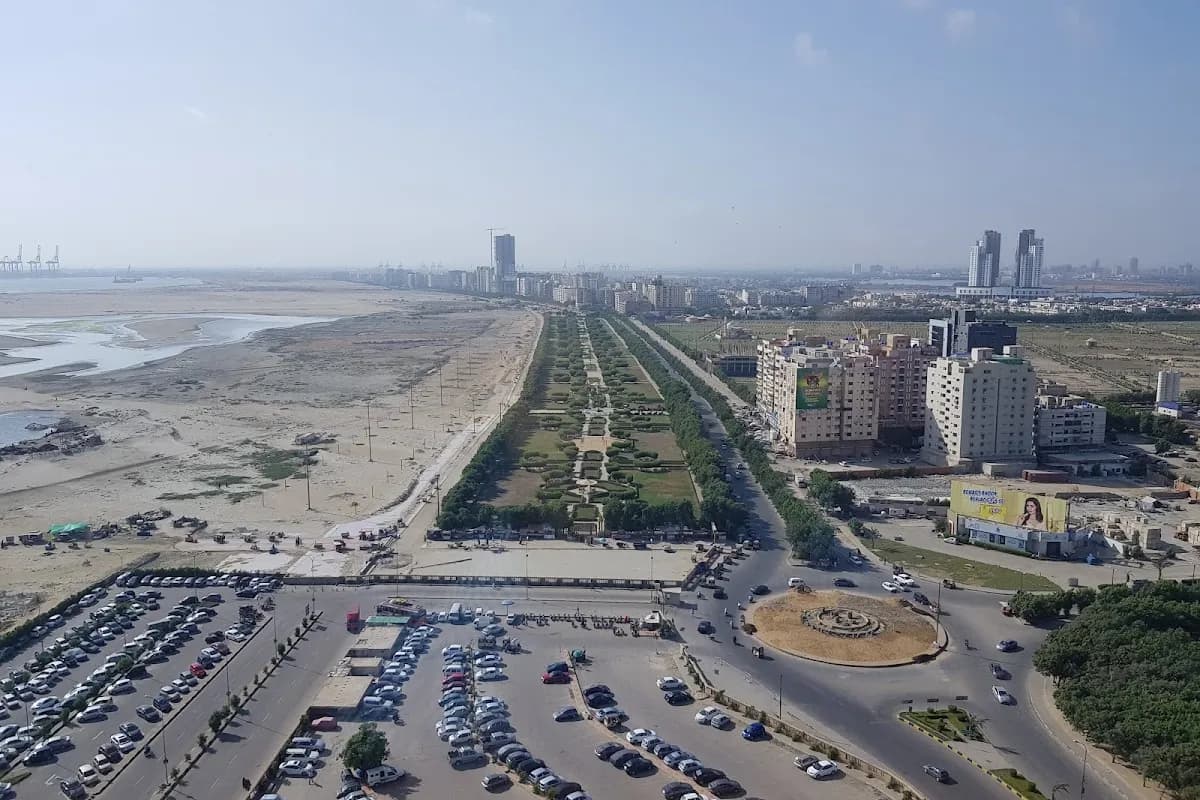 Karachi Heritage and Coastal Breeze Day Tour image 2