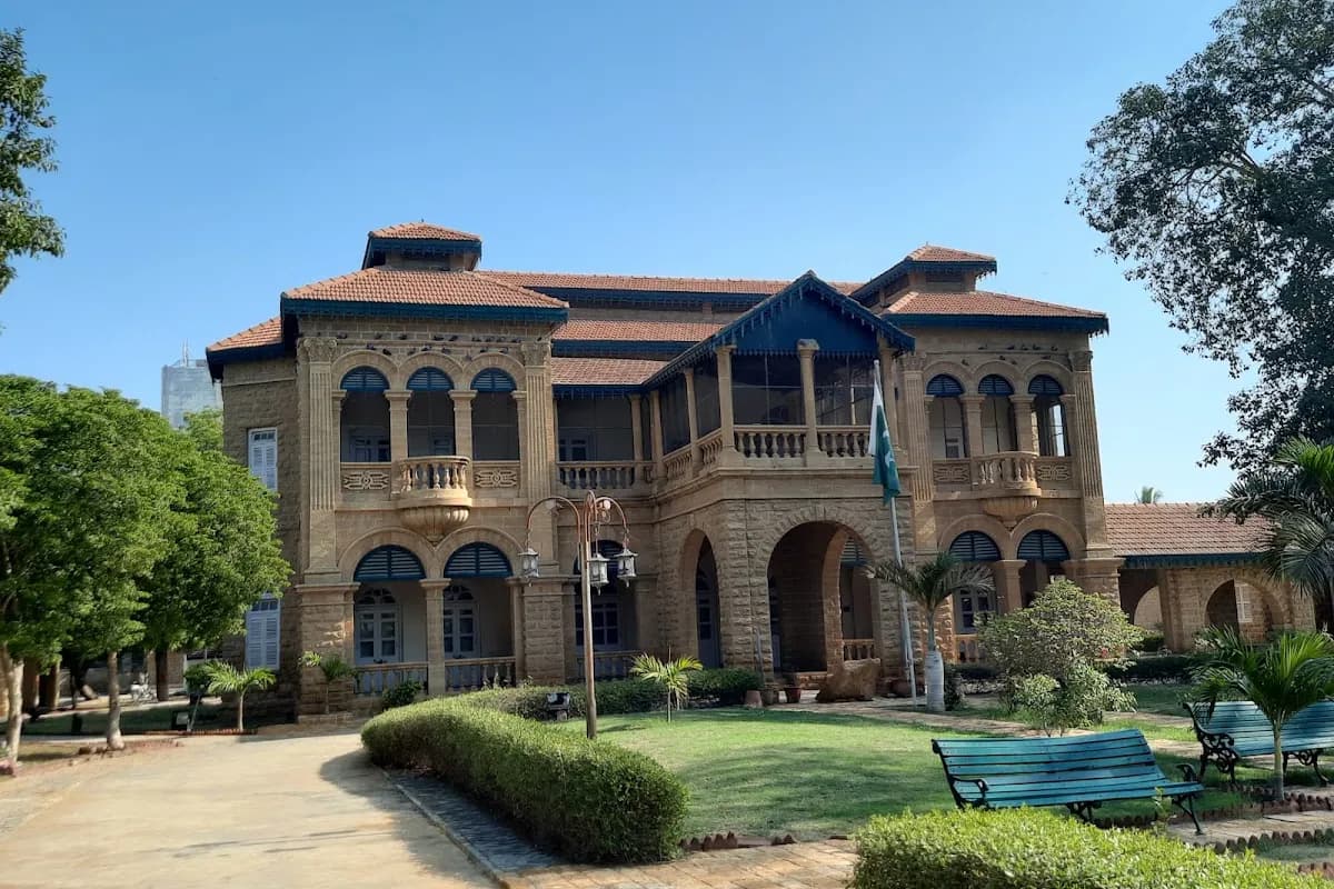 Karachi Heritage and Coastal Breeze Day Tour image 3