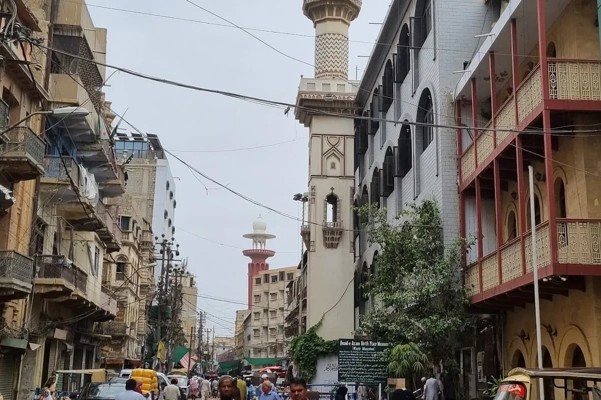 Karachi Heritage & Coastal Breeze Tour image 2