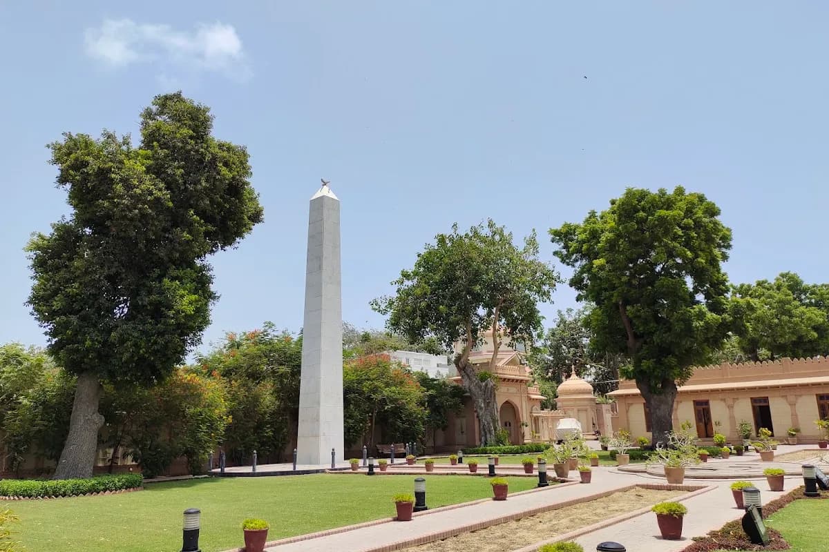 Karachi Heritage & Coastal Breeze Tour image 3