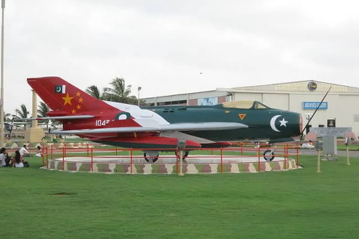 Karachi Heritage & Coastal Breeze Tour image 2