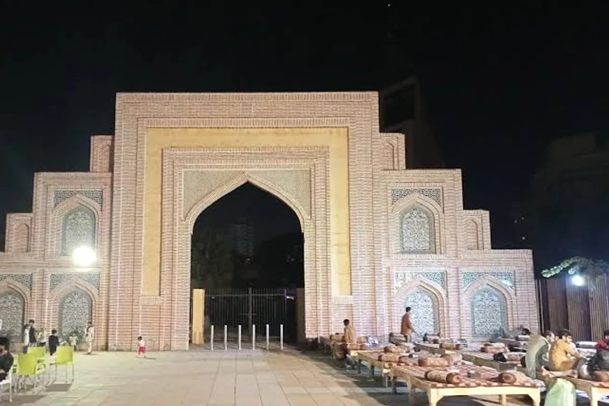 Karachi Heritage and Coastal Breeze Tour image 2