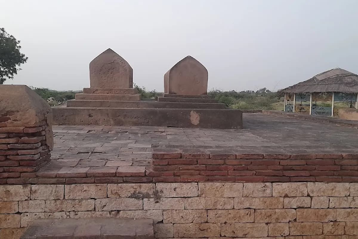 Thatta Historical & Coastal 2-Day Expedition image 3