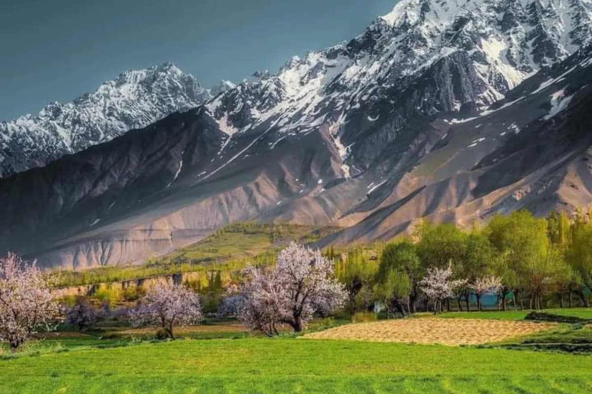Skardu Lakes and Valleys Explorer image 1