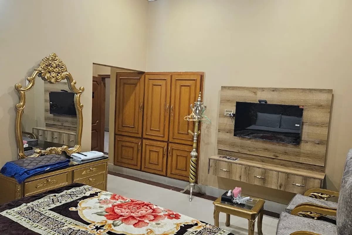 The Crown Hotel Sukkur image 2